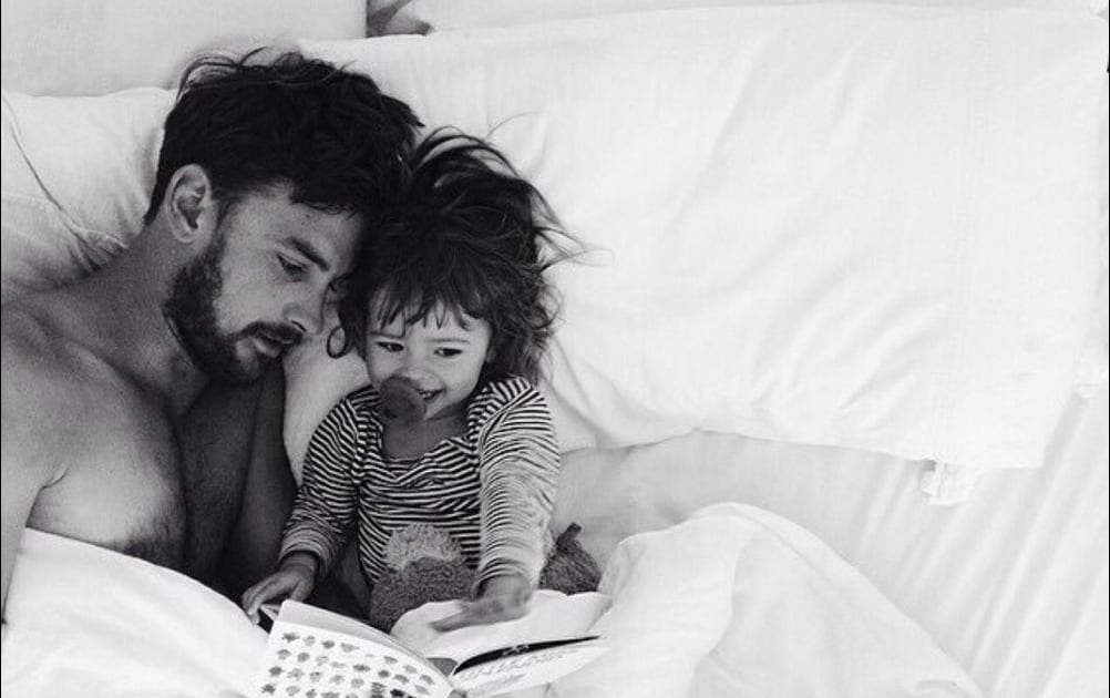 dad-and-daugher-reading