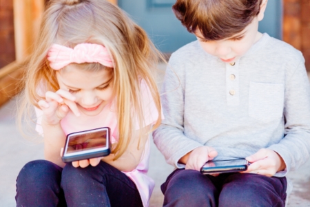 children-on-smartphones