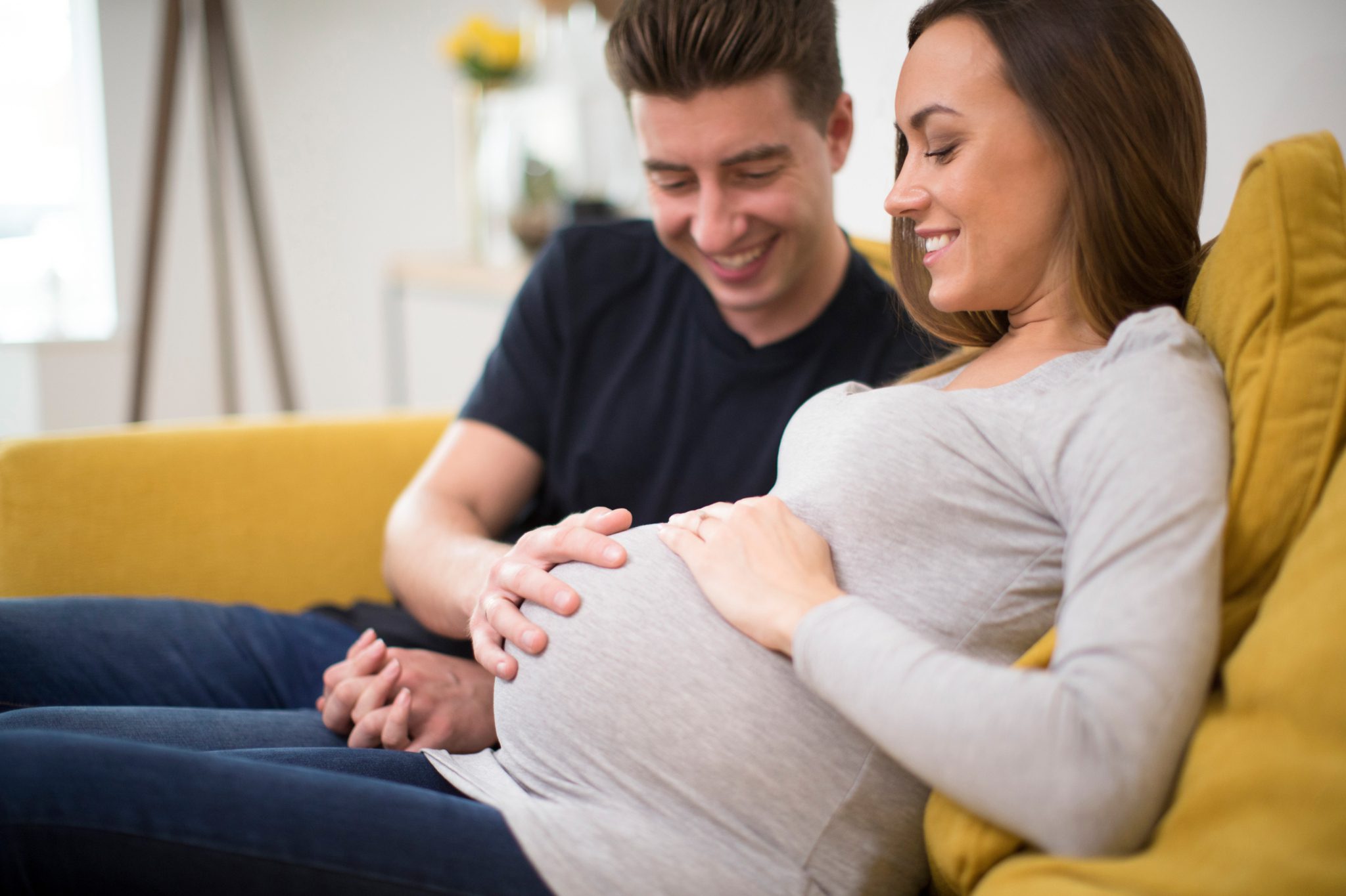 pregnant-couple-at-home